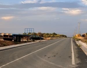 Аномальная дорога на Кипре, вид в сторону Полиса