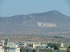 Флаг Турецкой Республики Северного Кипра на горе