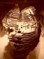 Остатки затонувшего 2300 лет назад корабля в музее кораблекрушений.