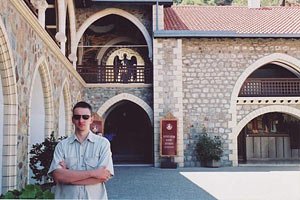 У входа в музей византийской истории в монастыре Кикос, Кипр
