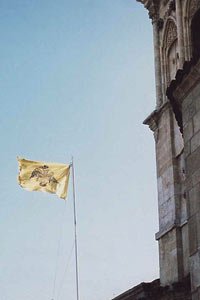 Золотое знамя с двуглавым орлом на флагштоке церкви Св.Лазаря в Ларнаке, Кипр