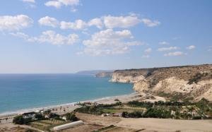 Вид на море и утес в Курионе возле Лимассола на Кипре