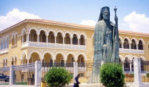 Дворец архиепископа и памятник Макариосу III бронзовый