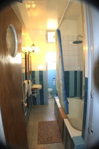 Ванная и туалет в хостеле на Кипре