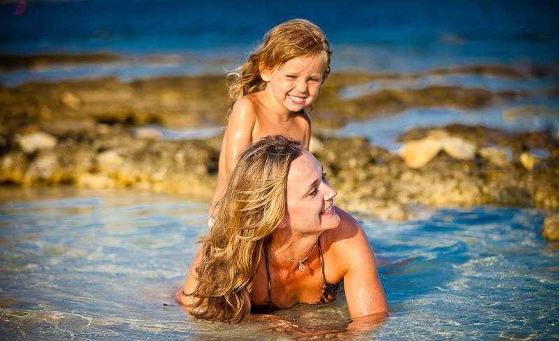 Мама с ребенком в теплых водах Кипра