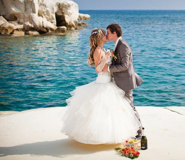 Жених, невеста, цветы, шампанское и море