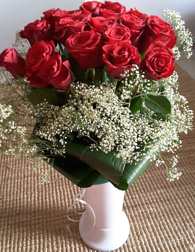 Букеты роз в вазе на столе. Шикарный букет цветов. Шикарные цветы в вазе. Скромный букет цветов. Красивый букетик.