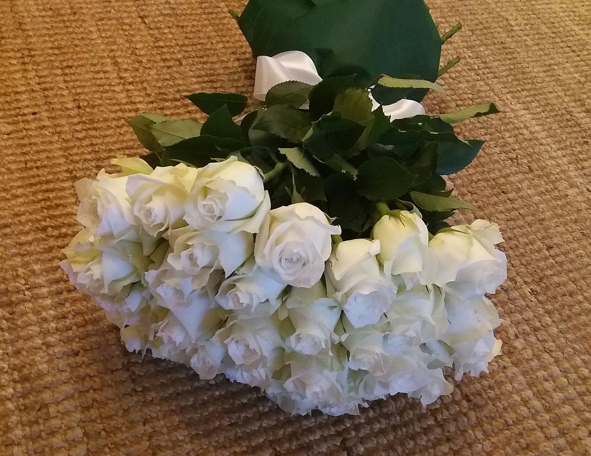 Белые розы в руках. Букет белых роз. Букет белых роз в вазе. Шикарный букет белых роз. Огромный букет белых роз.