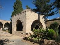 Агиа-Напа монастырь каменный куполообразный памятник-беседка