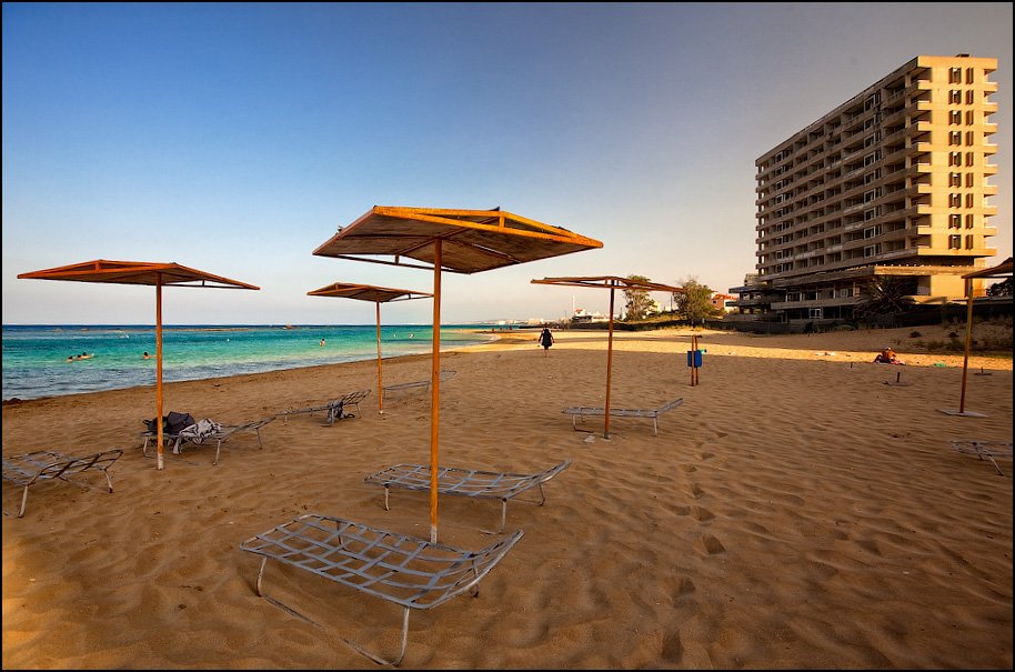 Пляж в Фамагусте, лучший на Кипре - с мелким песком и чистейшей водой