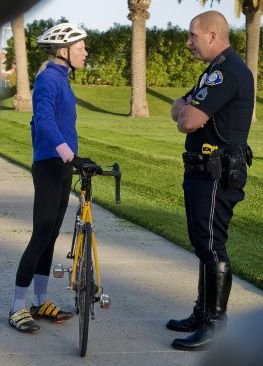 Велосипедиста останавливает полиция
