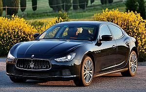 Maserati Quatroporte темно-синего цвета