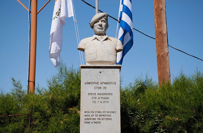 Статуя героя Димитриса Арминиотиса в Тримиклини