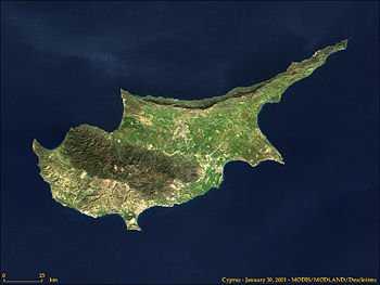 Космоснимок Кипра. В центре острова вида темная полоса. Это офиолитовый комплекс Троодос, фрагмент океанической коры исчезнувшего океана Тетис.