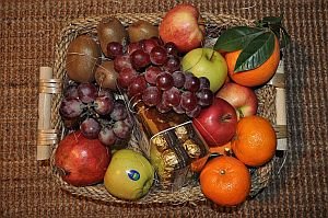 Фруктовые корзины (виноград, киви, яблоки, апельсины) с конфетами